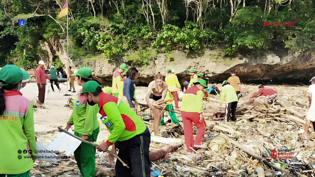 Dinas Lingkungan Hidup dan Kebersihan Kabupaten Badung melakukan Penanganan Terhadap Sampah Laut Akibat Badai di Pantai Labuan Sait